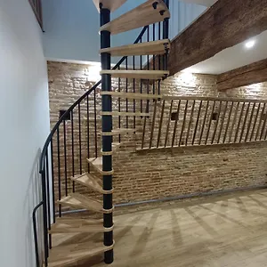Entier Avec Garage. Appartement